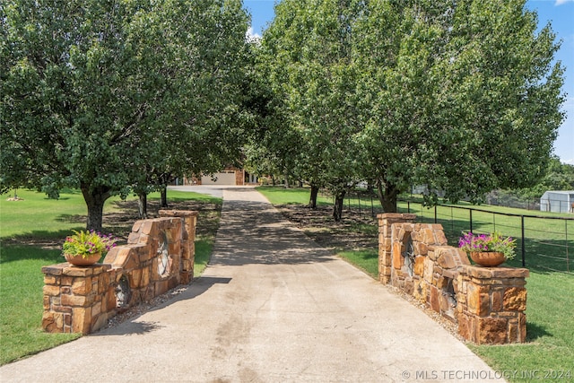 view of property's community featuring a lawn