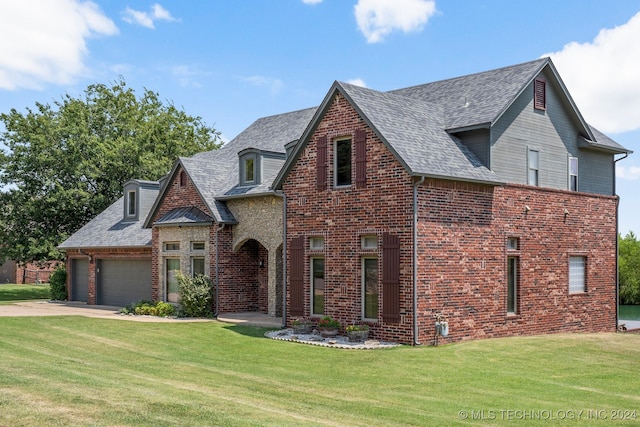 view of front of house featuring a front lawn and a garage