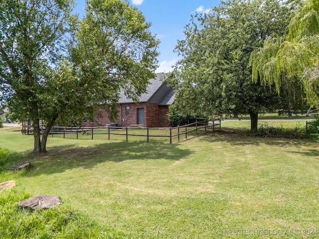 view of yard featuring a rural view