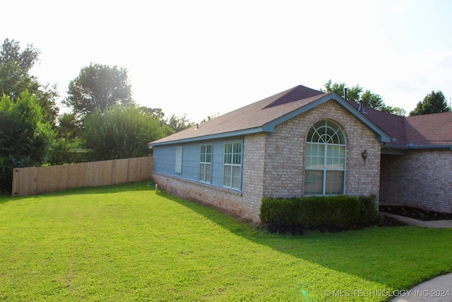 view of side of property featuring a lawn