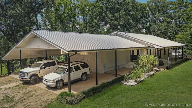 view of front of home featuring a carport and a front yard