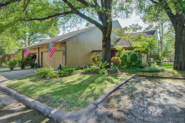 view of front of house with driveway and a front lawn