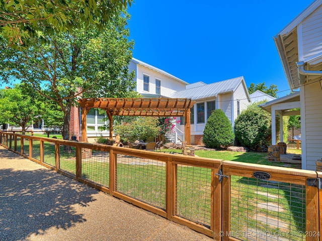 view of front of property featuring a front yard