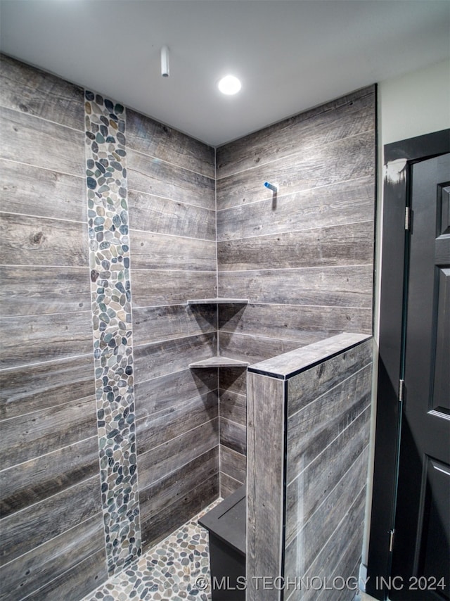 bathroom featuring a tile shower