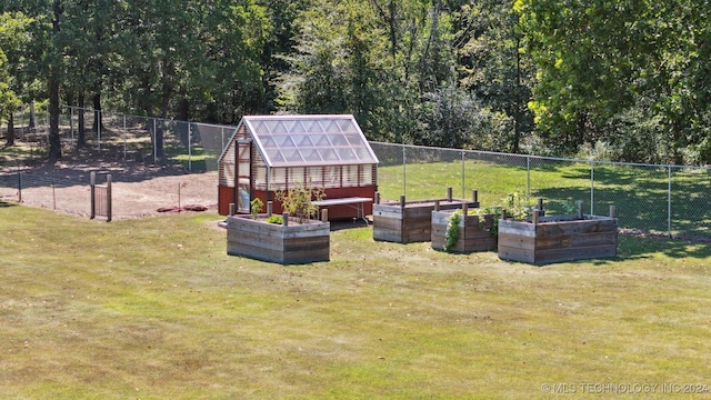 view of yard with an outbuilding