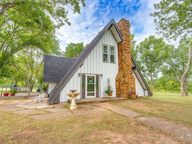 modern farmhouse style home featuring a patio area and a front yard