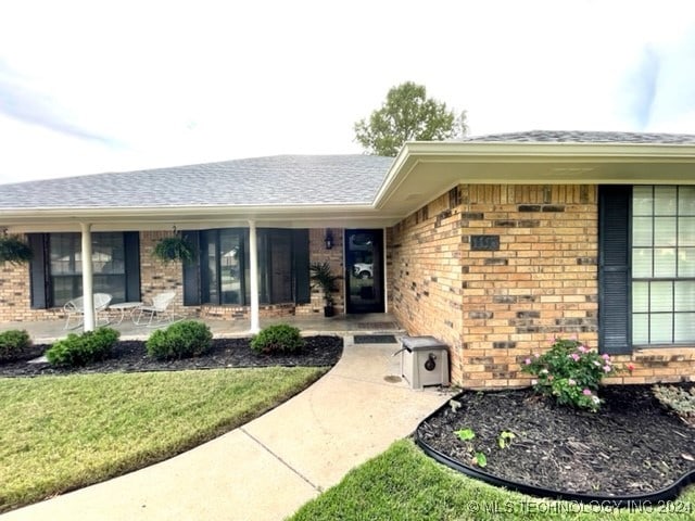 view of front of house with a front yard