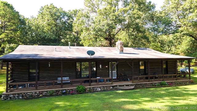 view of front of home featuring a porch and a front yard