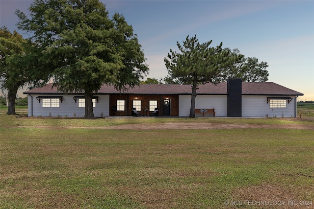 view of front facade featuring a lawn