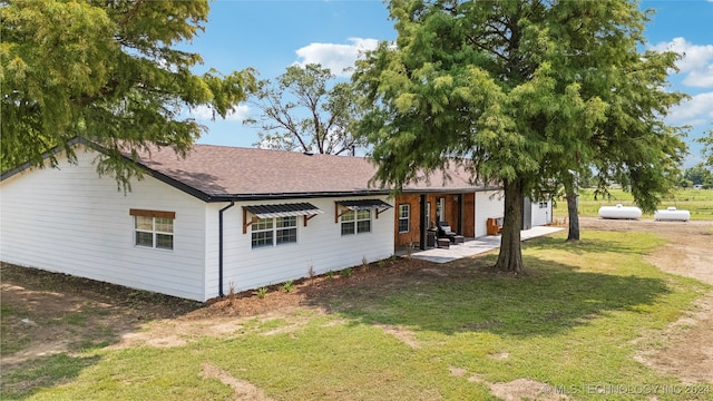 view of front of house featuring a front lawn