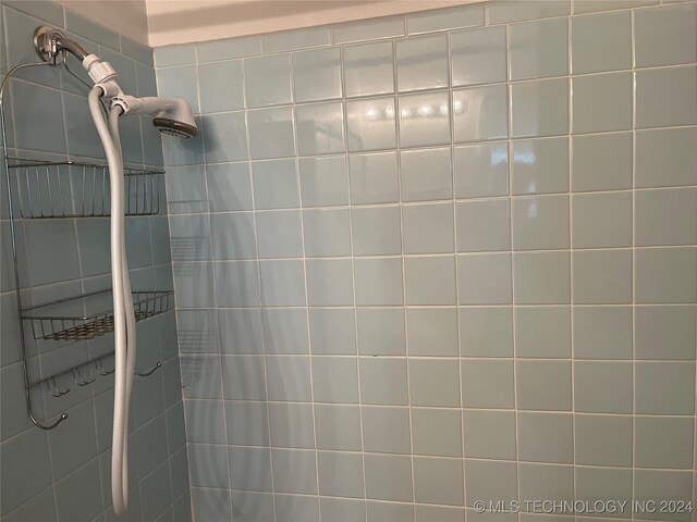 bathroom featuring a tile shower