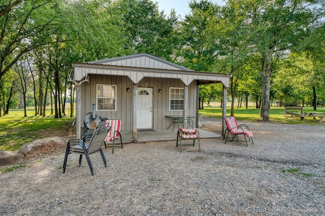 view of outdoor structure with a yard