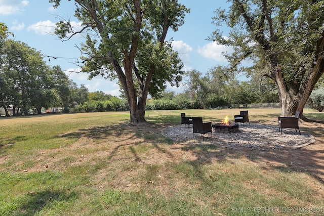 view of yard featuring a fire pit