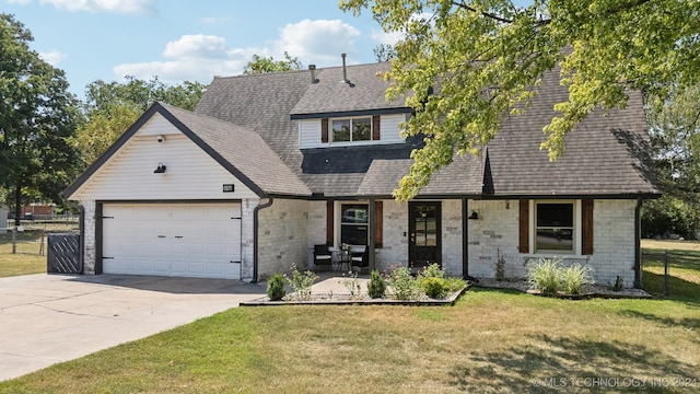 view of front facade with a front yard