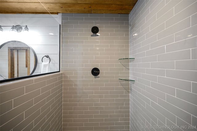 bathroom featuring a tile shower