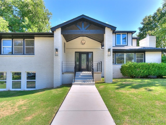 property entrance featuring a lawn