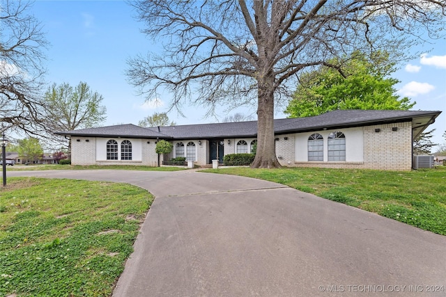 single story home with a front lawn