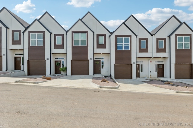 3408 Redbud Ln, Tulsa, OK 74132 - townhome / multi-family property featuring stucco siding, driveway, and an attached garage