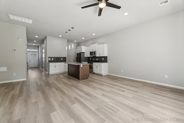 3408 Redbud Ln, Tulsa, OK 74132 - unfurnished living room with a ceiling fan, light wood-style floors, a sink, recessed lighting, and baseboards