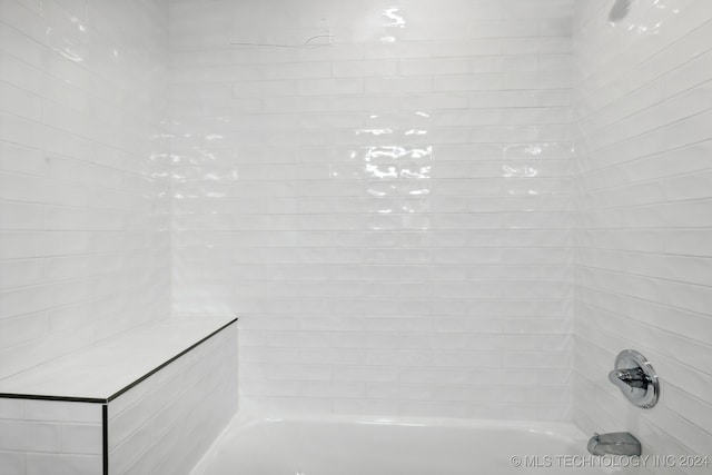 bathroom featuring tiled shower / bath combo