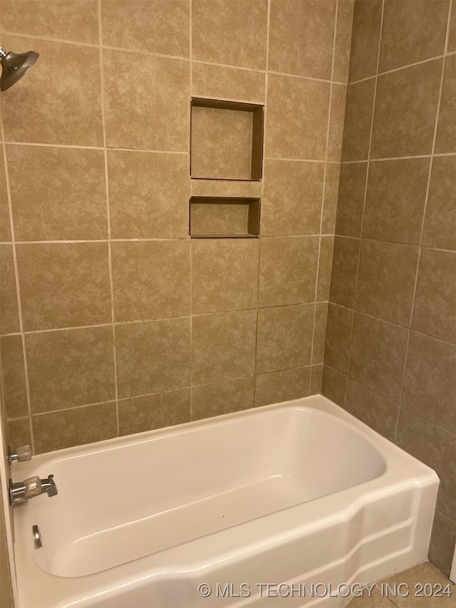 bathroom with tiled shower / bath combo