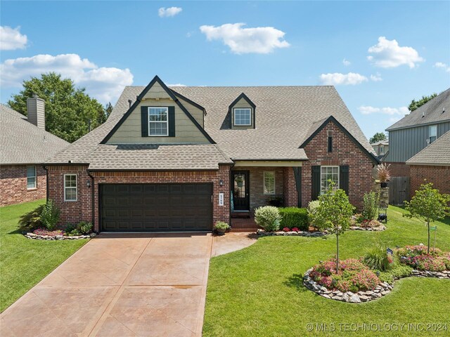 view of front of property featuring a front lawn and a garage