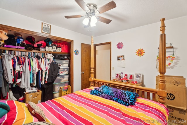 bedroom with ceiling fan, a textured ceiling, and a closet