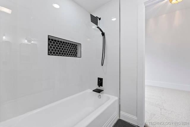 bathroom with tiled shower / bath combo