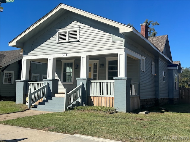 view of front facade with a front lawn and a porch