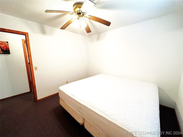 bedroom with ceiling fan, a textured ceiling, and carpet floors