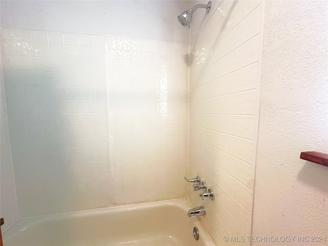 bathroom featuring tiled shower / bath combo