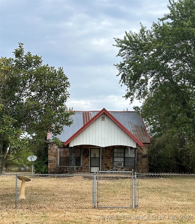 view of front of property featuring a front yard