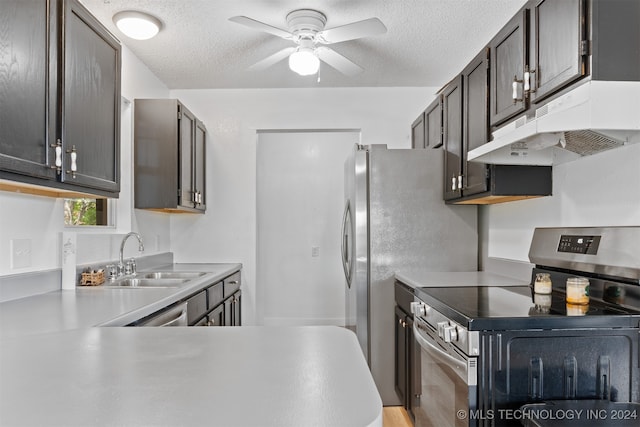 kitchen with dark brown cabinetry, stainless steel electric stove, ceiling fan, sink, and kitchen peninsula