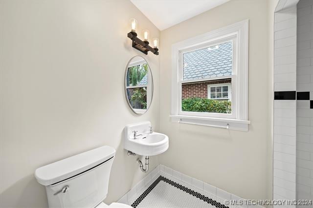 bathroom with tile patterned floors, a sink, toilet, and baseboards