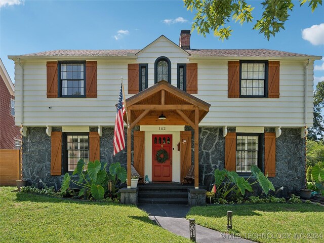 view of front of house featuring a front lawn