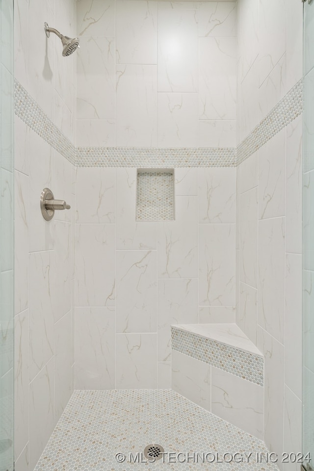 bathroom featuring a tile shower