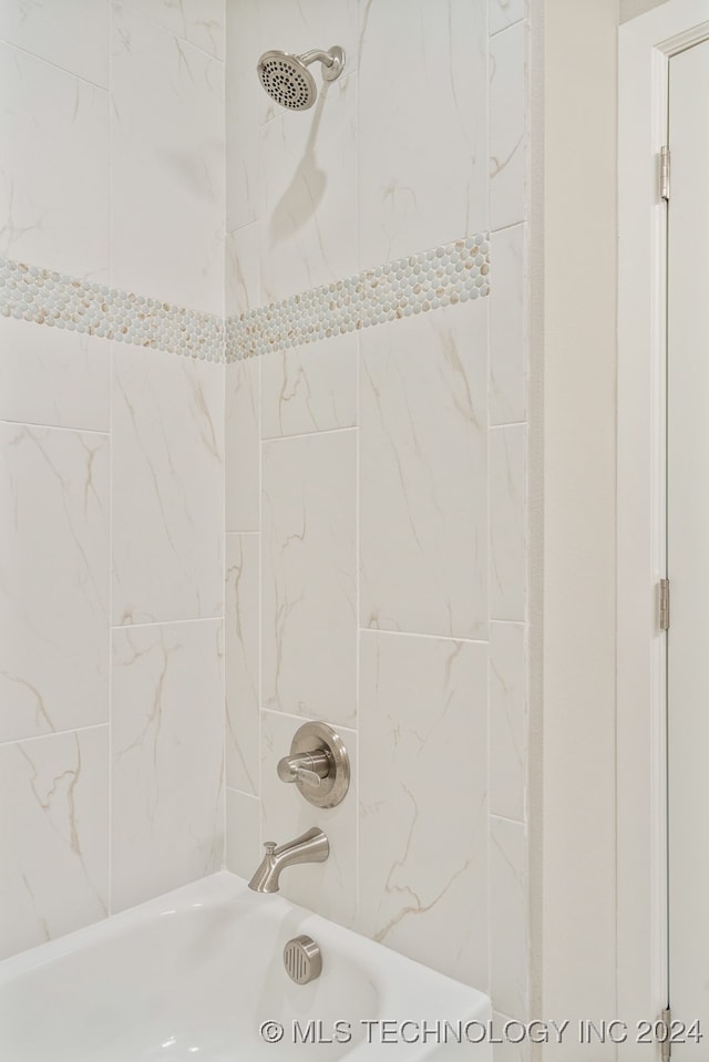 bathroom with tiled shower / bath combo