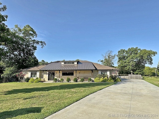 view of front of home featuring a front lawn