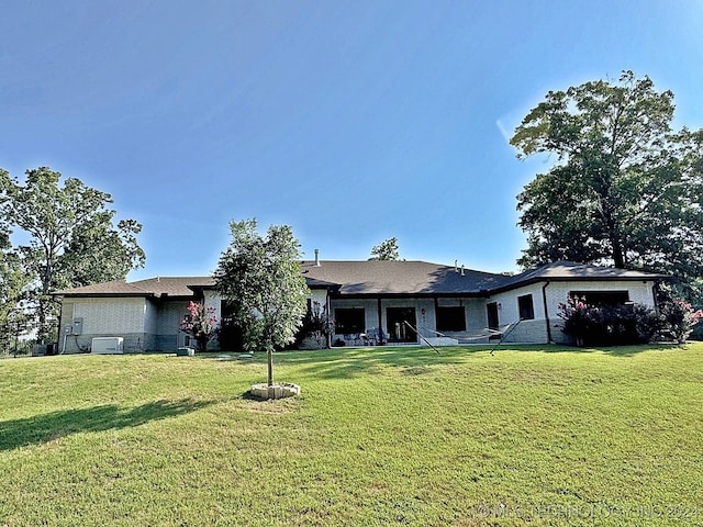 ranch-style home with a front lawn