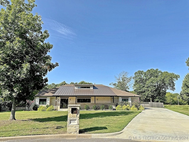 ranch-style home with a front yard