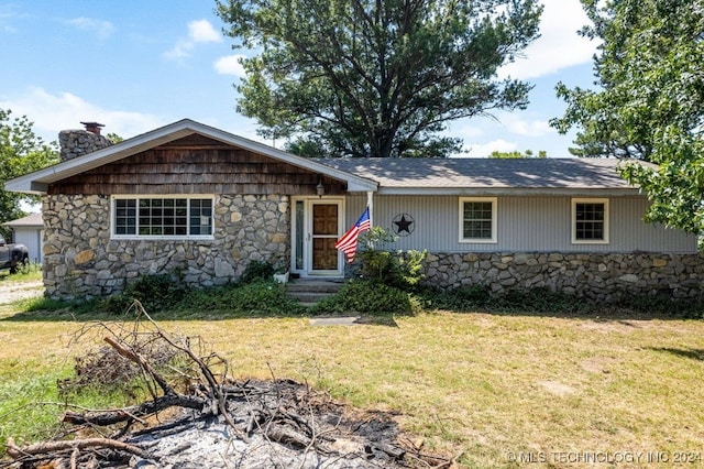 ranch-style house featuring a front lawn