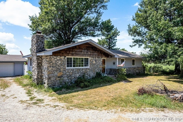 ranch-style house featuring a front lawn and a garage