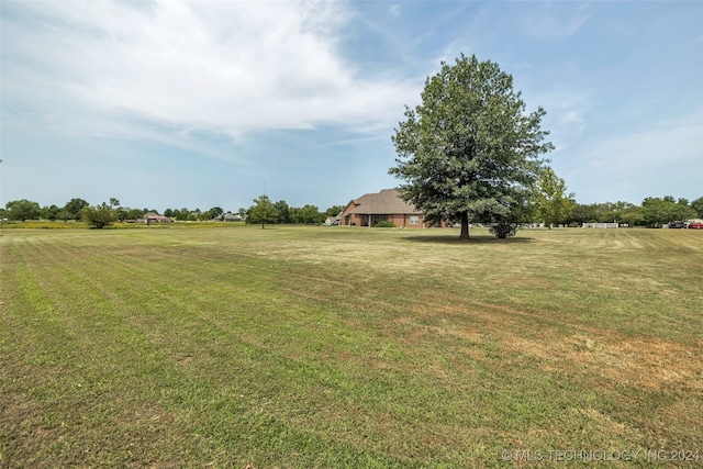 view of yard with a rural view