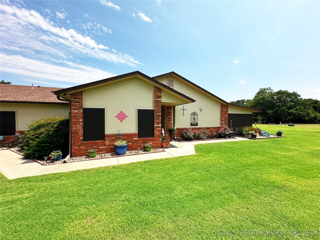 ranch-style house featuring a front lawn