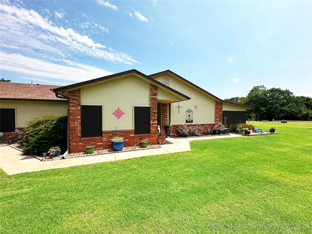 ranch-style home featuring a front yard