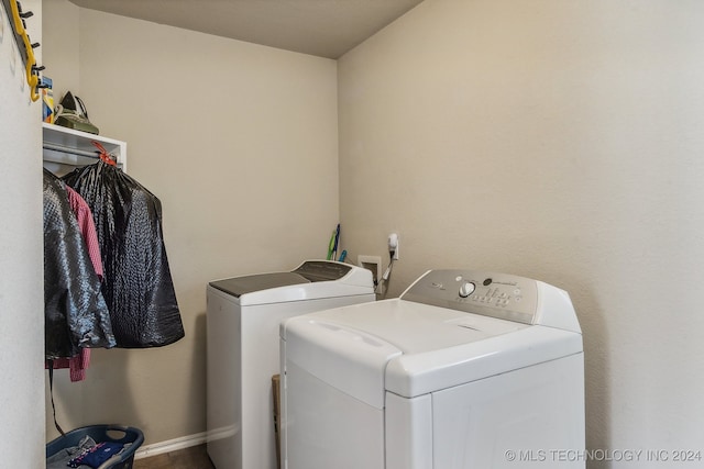 laundry room with washing machine and dryer