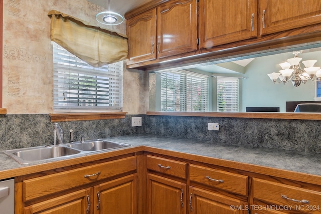 kitchen with a chandelier, sink, plenty of natural light, and backsplash