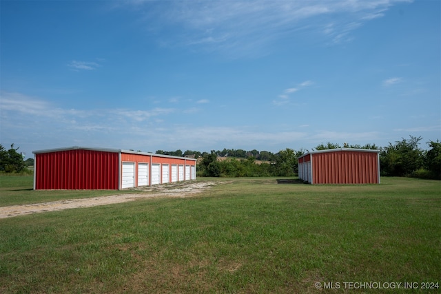 view of yard featuring an outdoor structure