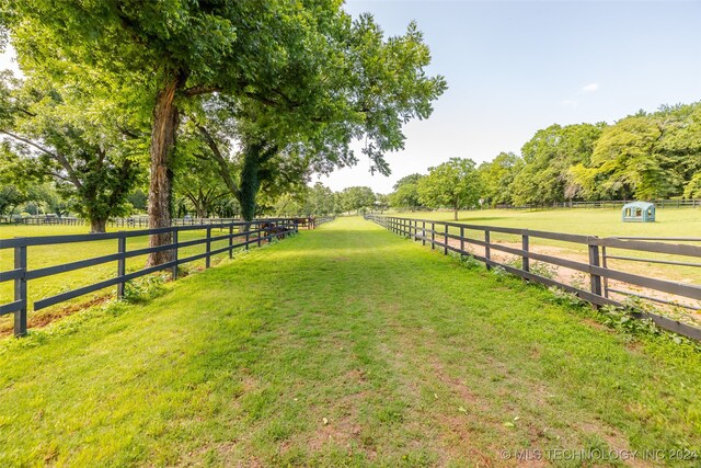 view of yard featuring a rural view