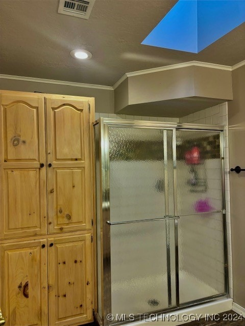 bathroom featuring ornamental molding